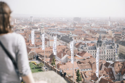 Graz von oben mit Fahnen