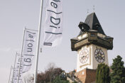 Graz Uhrturm mit Diagonale-Fahnen