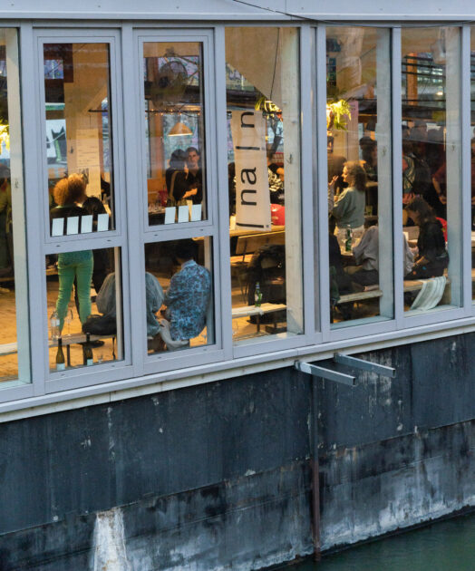 Fenster von außen mit Menschen innen