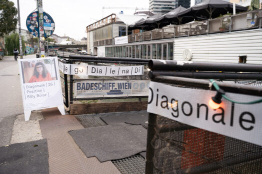 Badeschiff von außen mit Diagonale-Werbung