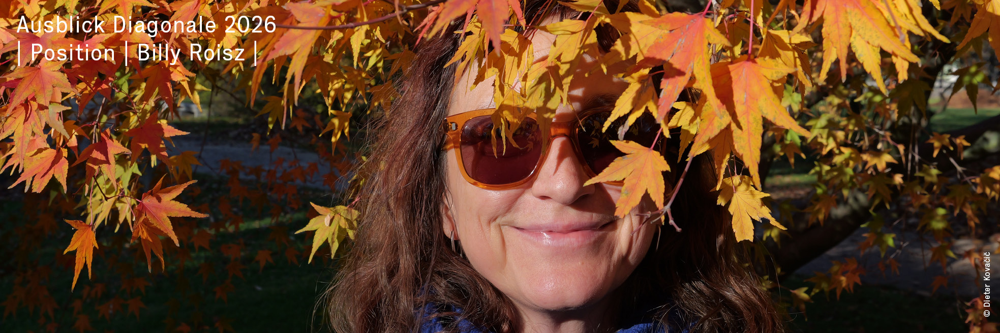 Billy Roisz mit Sonnebrille und Blättern im Gesicht © Dieter Kovacic/Diagonale
