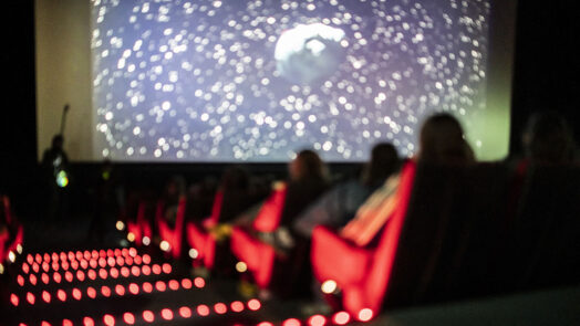 Leinwand mit Sesseln