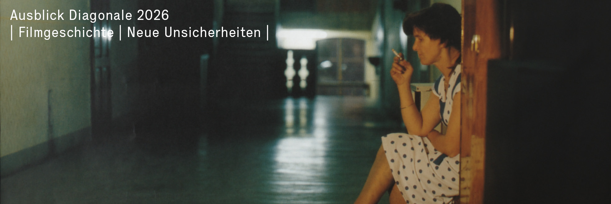 rauchende, sitzende Frau