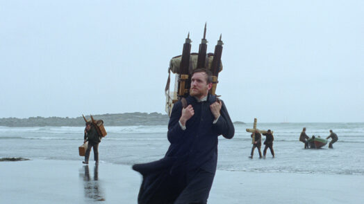 Still aus Godland Hlynur Pálmason, mehrere Männer am Meer tragen Sachen