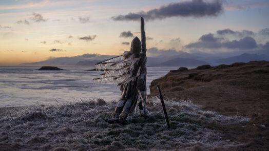 Still aus Joan of Arc von Hlynur Pálmason, geforene Figur am Meer