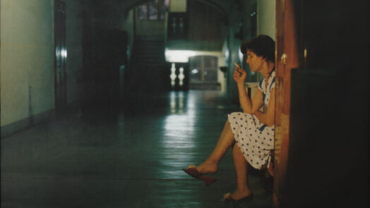 Frau sitzt und raucht