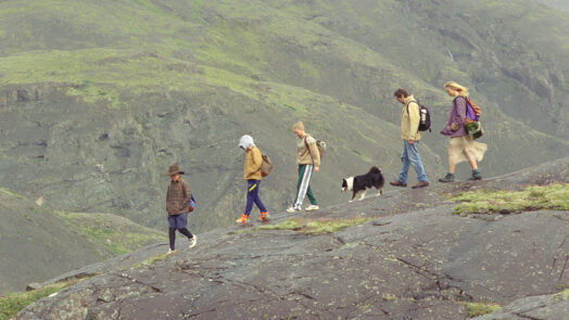 Still aus The Love That Remains von Hlynur Pálmason, fünf Menschen und ein Hund gehen einen Berg entlang