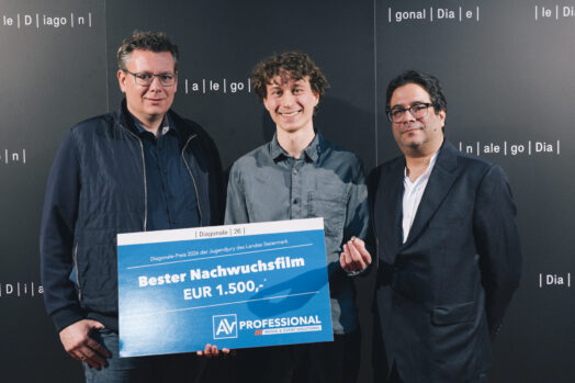 Sebastian Kubelka (Bester Nachwuchsfilm 64 km von daheim) mit den Preisstiftern Matthias Plum von AV-Professional GmbH und Anu Shanker von den hq7 studios © Harald Wawrzyniak