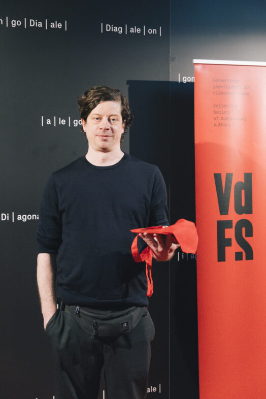 Vinzenz Schwab, der in Vertretung für Peter Kubin den Preis für Bestes Sounddesign für Mit Ästen bis zum Himmel entgegen nahm © Harald Wawrzyniak