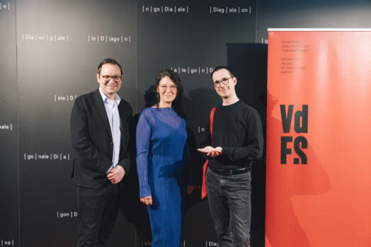 Philipp Moser (Filmton Austria) und Christine Ludwig (VdFS) mit Daniel Strube, der mit dem Preis für Bestes Sounddesign für Licht, kein Licht augezeichnet wurde © Harald Wawrzyniak