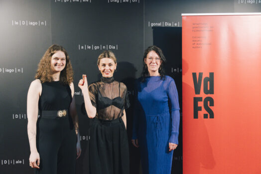 Lisa Zoe Geretschläger (aea) und Christine Ludwig (VdFS) mit Magdalena Chmielewska, die in Vertretung für Anna Garncarczyk den Preis für Beste künstlerische Montage für Teresas Körper entgegen nahm © Harald Wawrzyniak