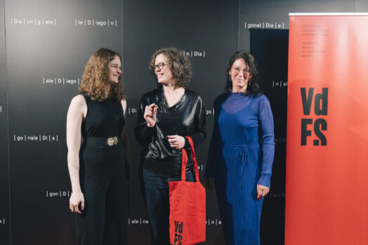 Lisa Zoe Geretschläger (aea) und Christine Ludwig (VdFS) mit Barbara Pichler, die in Vertretung für Bettina Blickwede den Preis für Beste künstlerische Montage für Mit Ästen bis zum Himmel entgegen nahm © Harald Wawrzyniak