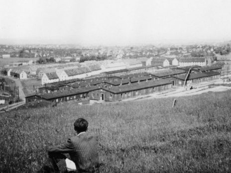 Jonas Mekas blickt auf das DP-Camp Mattenberg/Kassel, 1948 © Adolfas Mekas
